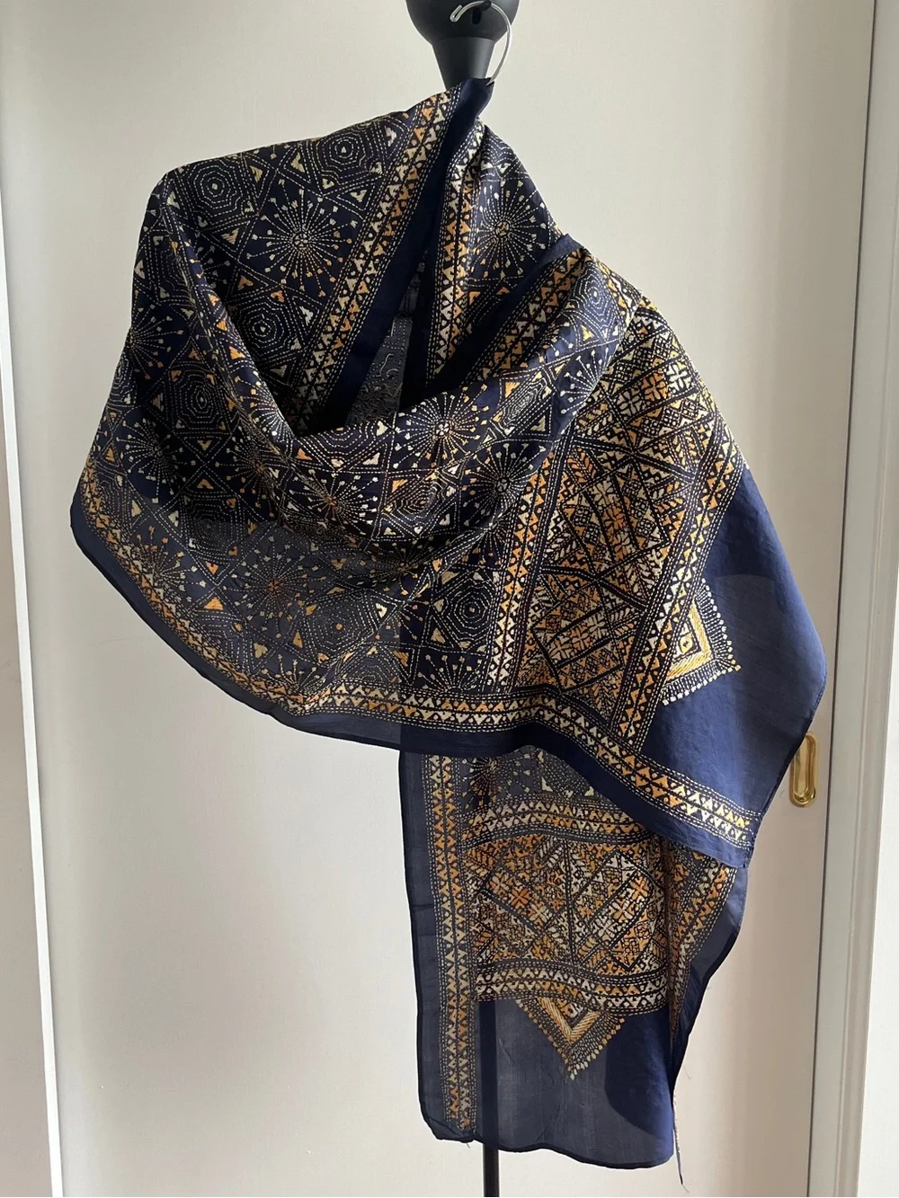 NEW HEIRLOOM STOLE SCARF SHAWL HAND EMBROIDERED KANTHA NAVY BLUE  & BEIGE  SILK